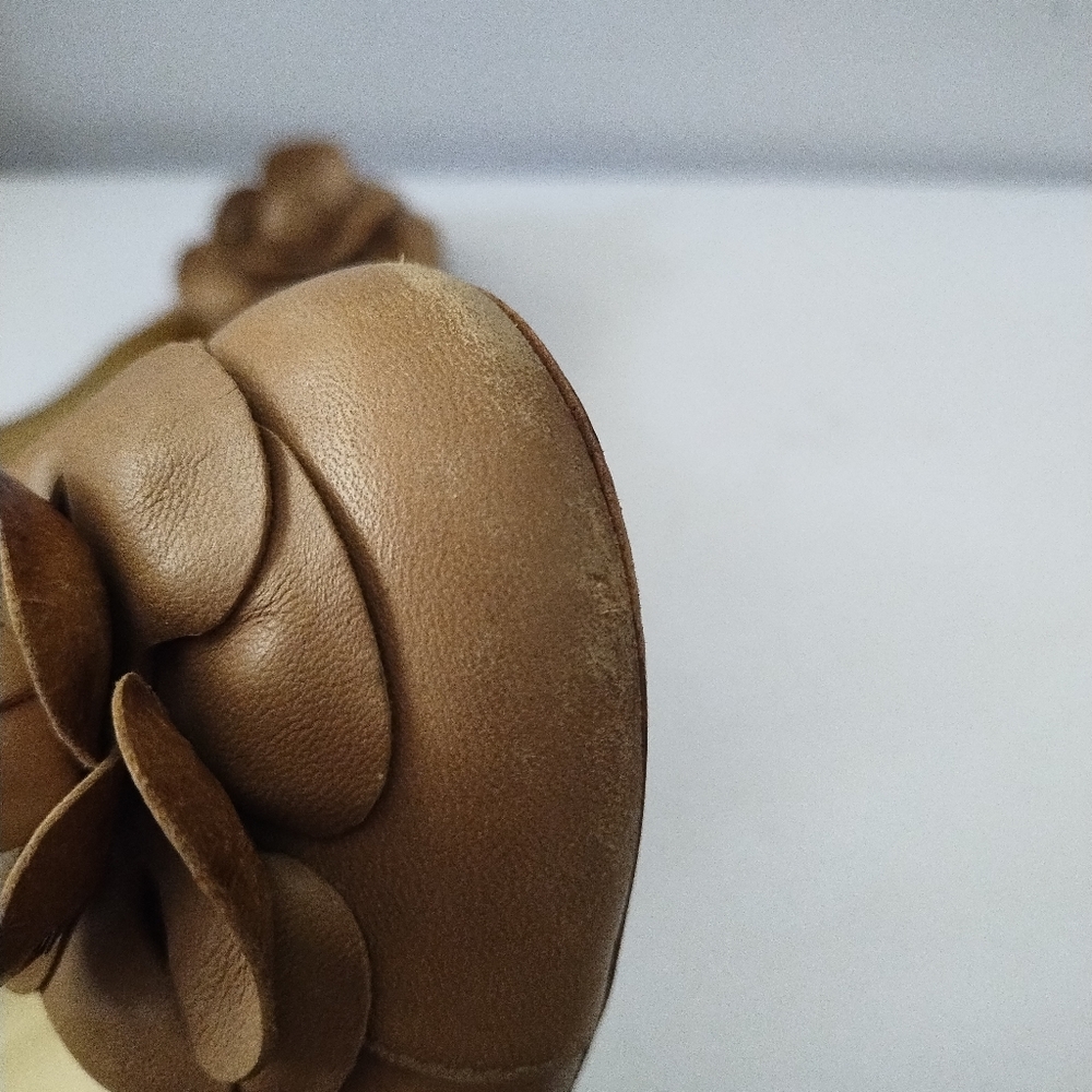 CHANEL TAN PUMP'S - Picture 5 of 9